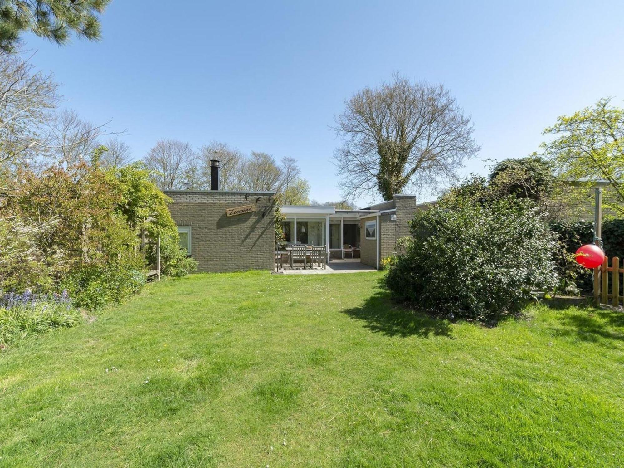 Stylish Bungalow With A Large Garden Sint Maartensvlotbrug Екстериор снимка