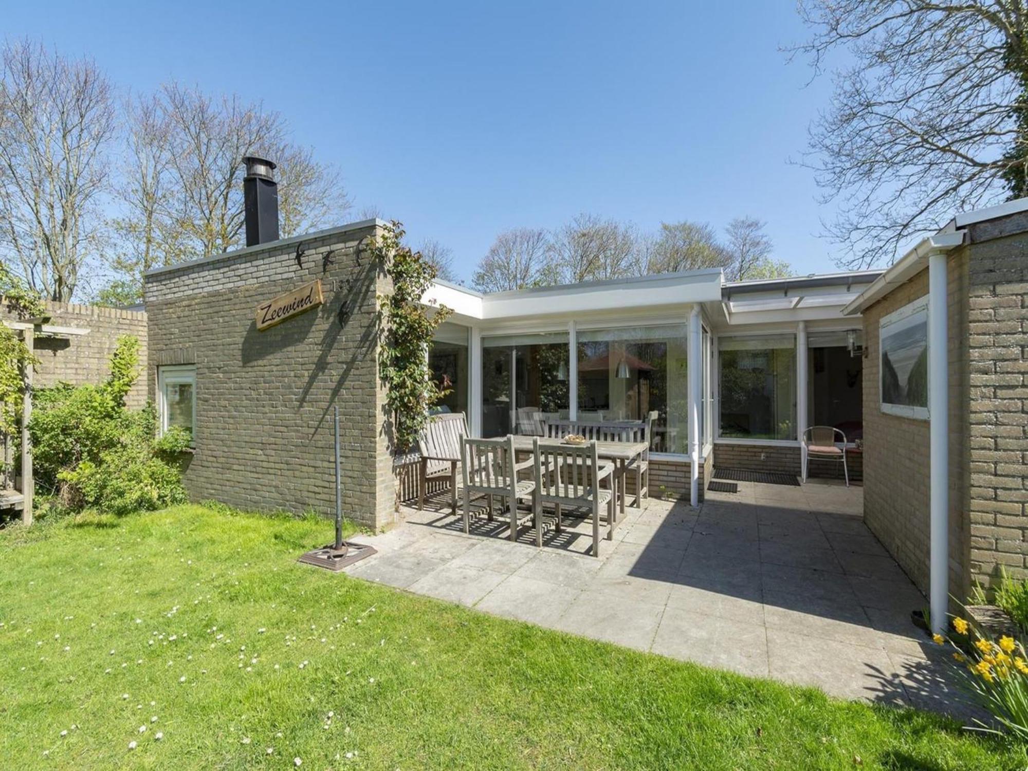 Stylish Bungalow With A Large Garden Sint Maartensvlotbrug Екстериор снимка