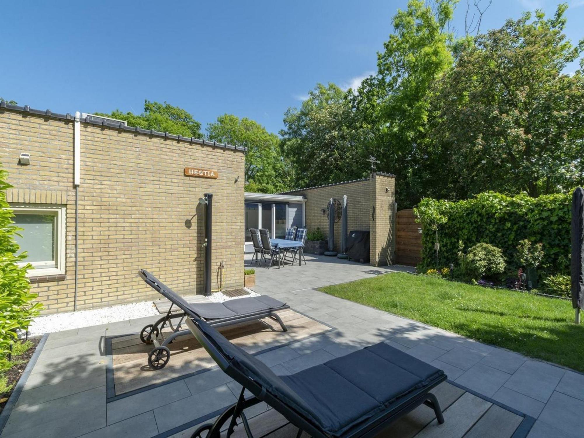 Stylish Bungalow With A Large Garden Sint Maartensvlotbrug Екстериор снимка