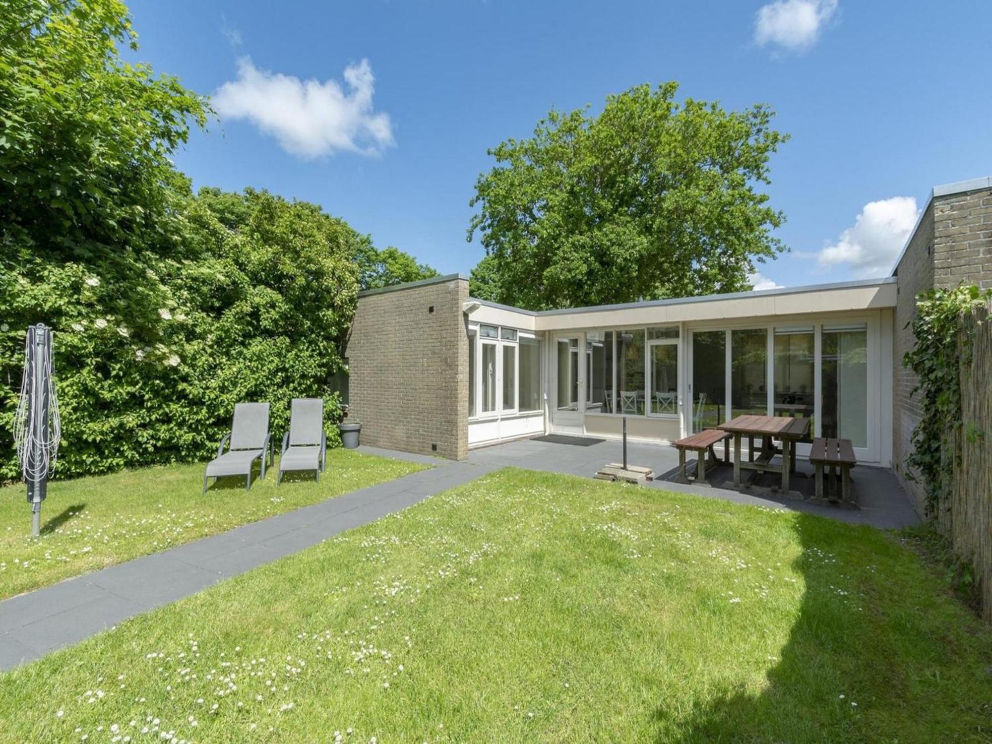 Stylish Bungalow With A Large Garden Sint Maartensvlotbrug Екстериор снимка